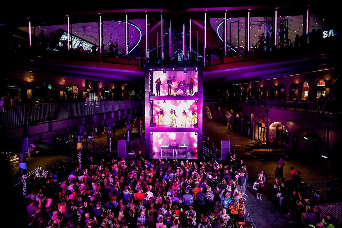 Samsung KX Celebrates Official Launch With World’s First Vertical Stage Gig